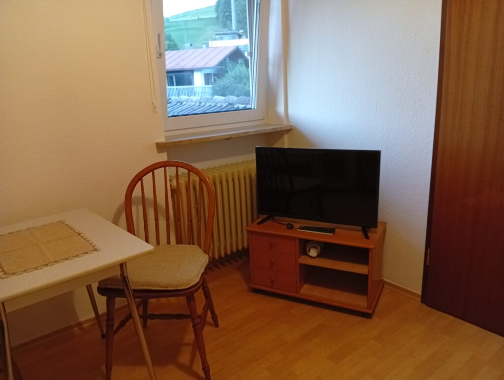 Schlafzimmer Bild Tisch und Fernseher